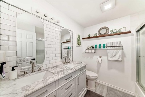 6907 6 Street Sw, Calgary, AB - Indoor Photo Showing Bathroom
