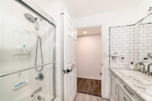 6907 6 Street Sw, Calgary, AB - Indoor Photo Showing Bathroom