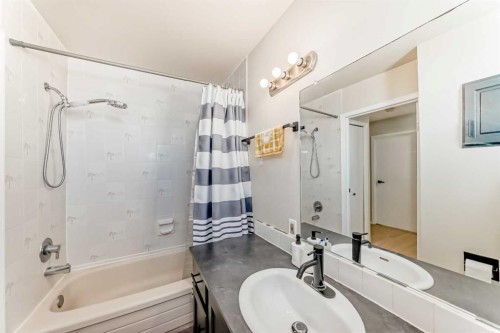 6907 6 Street Sw, Calgary, AB - Indoor Photo Showing Bathroom