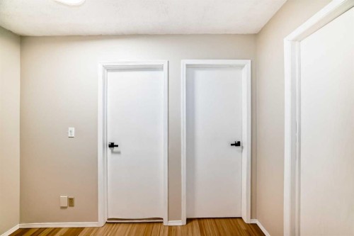 6907 6 Street Sw, Calgary, AB - Indoor Photo Showing Other Room