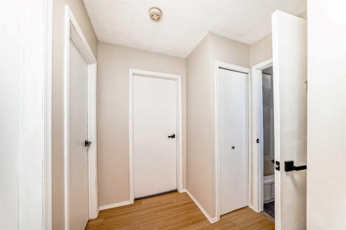 6907 6 Street Sw, Calgary, AB - Indoor Photo Showing Other Room