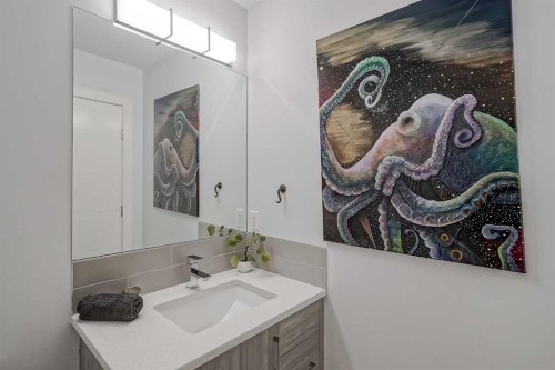 701 13A Street Ne, Calgary, AB - Indoor Photo Showing Bathroom