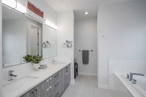 701 13A Street Ne, Calgary, AB - Indoor Photo Showing Bathroom