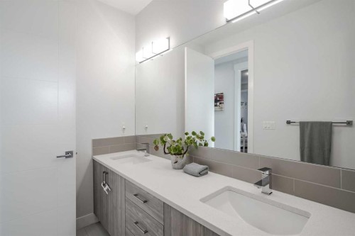 701 13A Street Ne, Calgary, AB - Indoor Photo Showing Bathroom