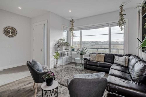 701 13A Street Ne, Calgary, AB - Indoor Photo Showing Living Room