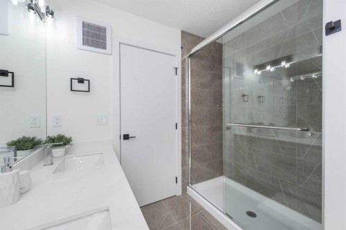 80 Heritage Manor, Cochrane, AB - Indoor Photo Showing Bathroom