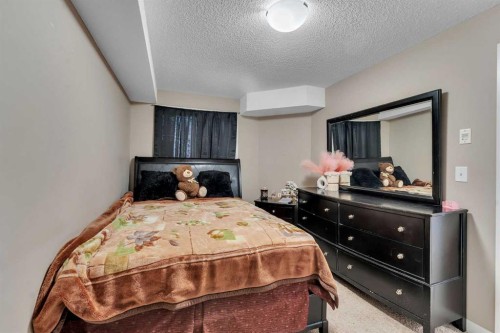 318-7210 80 Avenue Ne, Calgary, AB - Indoor Photo Showing Bedroom