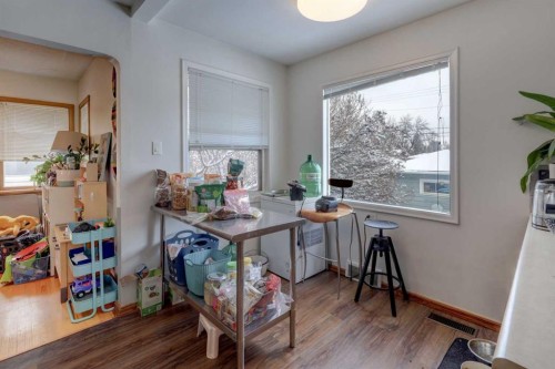 636 17 Avenue Ne, Calgary, AB - Indoor Photo Showing Other Room
