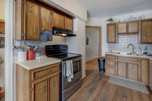 636 17 Avenue Ne, Calgary, AB - Indoor Photo Showing Kitchen With Double Sink