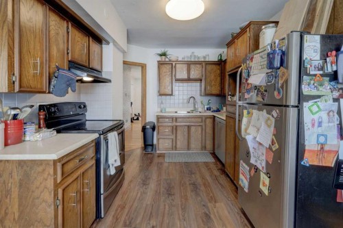 636 17 Avenue Ne, Calgary, AB - Indoor Photo Showing Kitchen