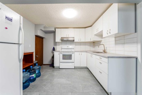 119 Mardale Crescent Ne, Calgary, AB - Indoor Photo Showing Kitchen