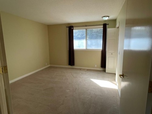247 Bracewood Road Sw, Calgary, AB - Indoor Photo Showing Other Room