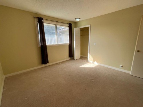 247 Bracewood Road Sw, Calgary, AB - Indoor Photo Showing Other Room