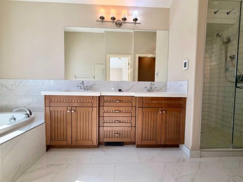 624 27 Avenue Nw, Calgary, AB - Indoor Photo Showing Bathroom