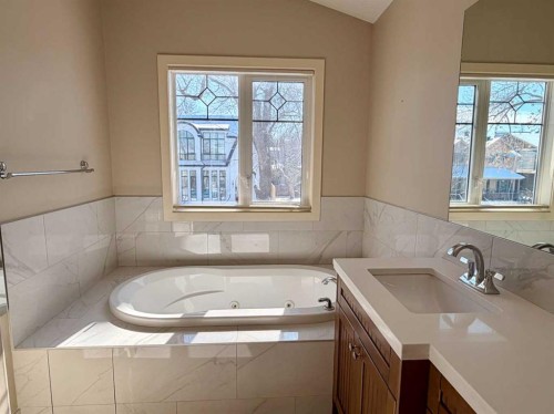 624 27 Avenue Nw, Calgary, AB - Indoor Photo Showing Bathroom