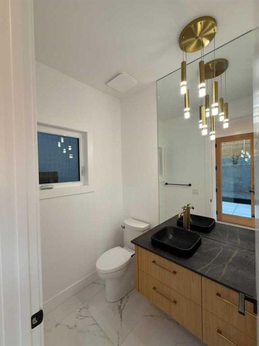 1924 10 Avenue Nw, Calgary, AB - Indoor Photo Showing Bathroom