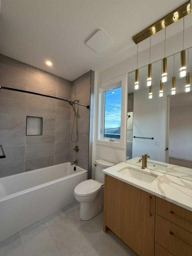 1924 10 Avenue Nw, Calgary, AB - Indoor Photo Showing Bathroom