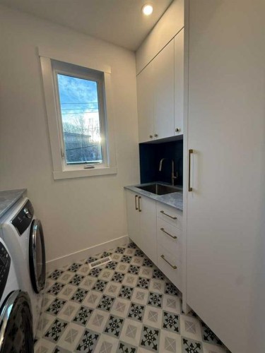 1924 10 Avenue Nw, Calgary, AB - Indoor Photo Showing Laundry Room