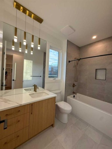 1924 10 Avenue Nw, Calgary, AB - Indoor Photo Showing Bathroom