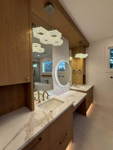 1924 10 Avenue Nw, Calgary, AB - Indoor Photo Showing Bathroom