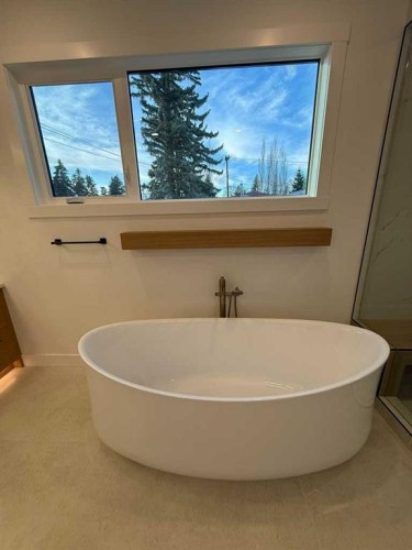 1924 10 Avenue Nw, Calgary, AB - Indoor Photo Showing Bathroom