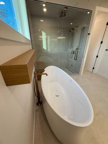 1924 10 Avenue Nw, Calgary, AB - Indoor Photo Showing Bathroom