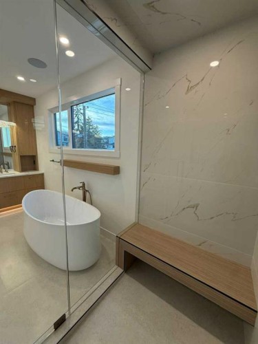 1924 10 Avenue Nw, Calgary, AB - Indoor Photo Showing Bathroom