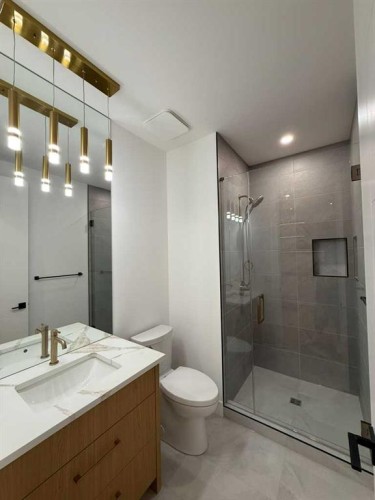 1924 10 Avenue Nw, Calgary, AB - Indoor Photo Showing Bathroom