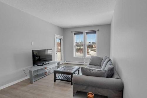 207-207 Sunset Drive, Cochrane, AB - Indoor Photo Showing Living Room