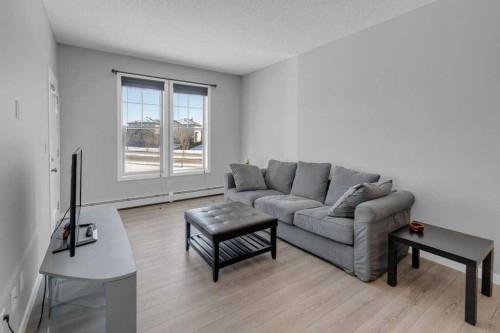 207-207 Sunset Drive, Cochrane, AB - Indoor Photo Showing Living Room