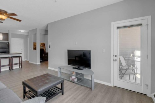 207-207 Sunset Drive, Cochrane, AB - Indoor Photo Showing Living Room