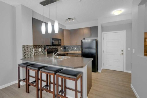 207-207 Sunset Drive, Cochrane, AB - Indoor Photo Showing Kitchen