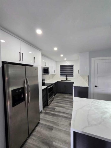 327 Rundleview Drive Ne, Calgary, AB - Indoor Photo Showing Kitchen