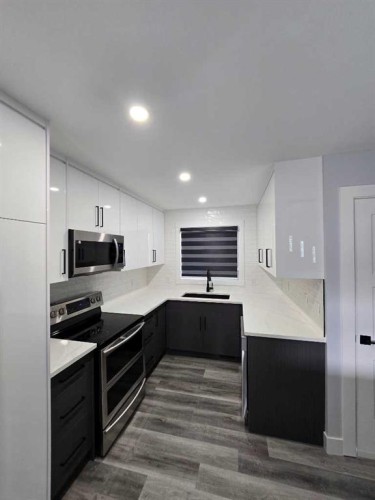 327 Rundleview Drive Ne, Calgary, AB - Indoor Photo Showing Kitchen