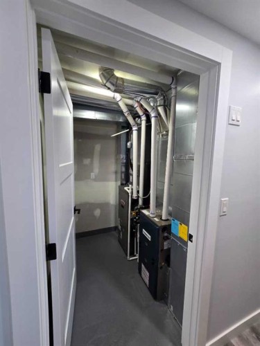 327 Rundleview Drive Ne, Calgary, AB - Indoor Photo Showing Other Room