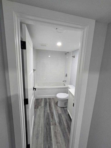 327 Rundleview Drive Ne, Calgary, AB - Indoor Photo Showing Bathroom