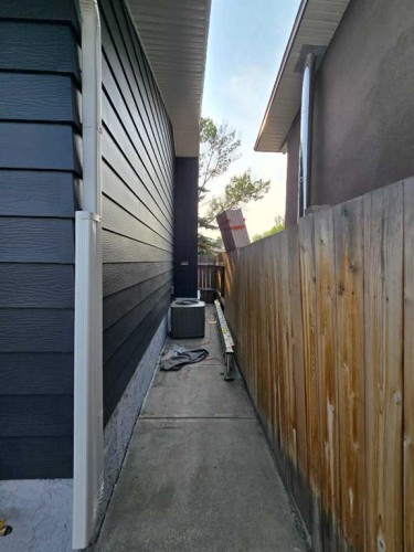 327 Rundleview Drive Ne, Calgary, AB - Outdoor With Exterior