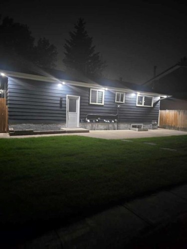 327 Rundleview Drive Ne, Calgary, AB -  Photo Showing Garage