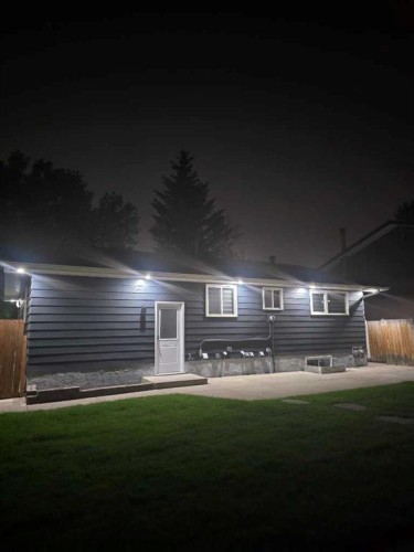 327 Rundleview Drive Ne, Calgary, AB - Indoor Photo Showing Garage