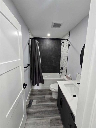 327 Rundleview Drive Ne, Calgary, AB - Indoor Photo Showing Bathroom