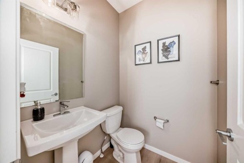 455 Tekarra Drive Nw, Calgary, AB - Indoor Photo Showing Bathroom