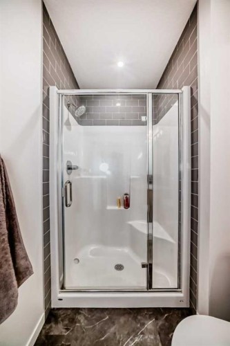 455 Tekarra Drive Nw, Calgary, AB - Indoor Photo Showing Bathroom