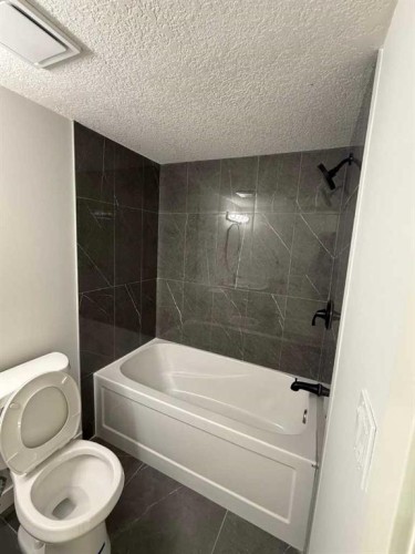 455 Tekarra Drive Nw, Calgary, AB - Indoor Photo Showing Bathroom