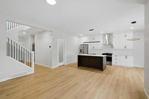 9 Bayview Mews Sw, Airdrie, AB - Indoor Photo Showing Kitchen