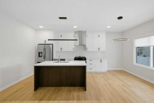9 Bayview Mews Sw, Airdrie, AB - Indoor Photo Showing Kitchen With Upgraded Kitchen