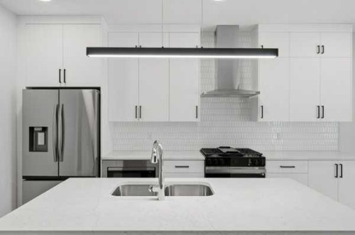 9 Bayview Mews Sw, Airdrie, AB - Indoor Photo Showing Kitchen With Double Sink With Upgraded Kitchen