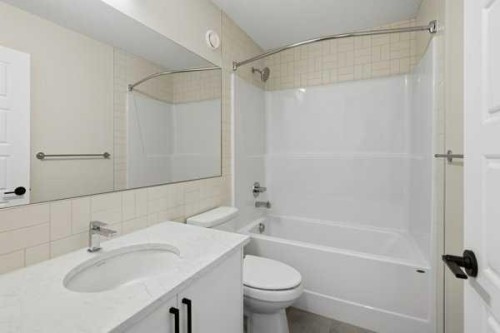 9 Bayview Mews Sw, Airdrie, AB - Indoor Photo Showing Bathroom