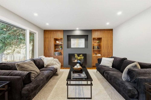 723 Willamette Drive Se, Calgary, AB - Indoor Photo Showing Living Room