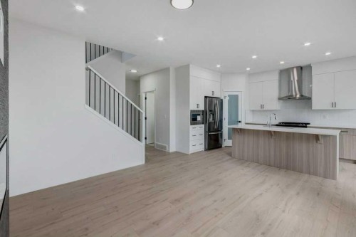 370 Corner Glen Way Ne, Calgary, AB - Indoor Photo Showing Kitchen