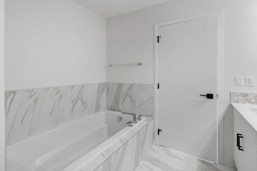 370 Corner Glen Way Ne, Calgary, AB - Indoor Photo Showing Bathroom